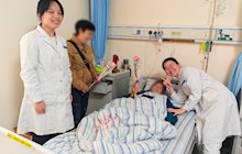 心病科醫(yī)護人員以鮮花傳遞溫情，共造節(jié)日氛圍